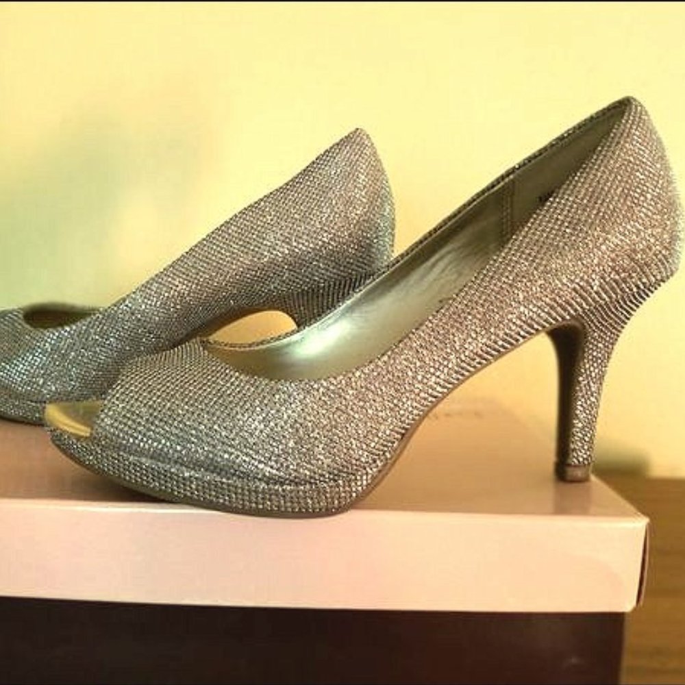 B Flexible by Bandolino BDsupermodel Gold (silvery